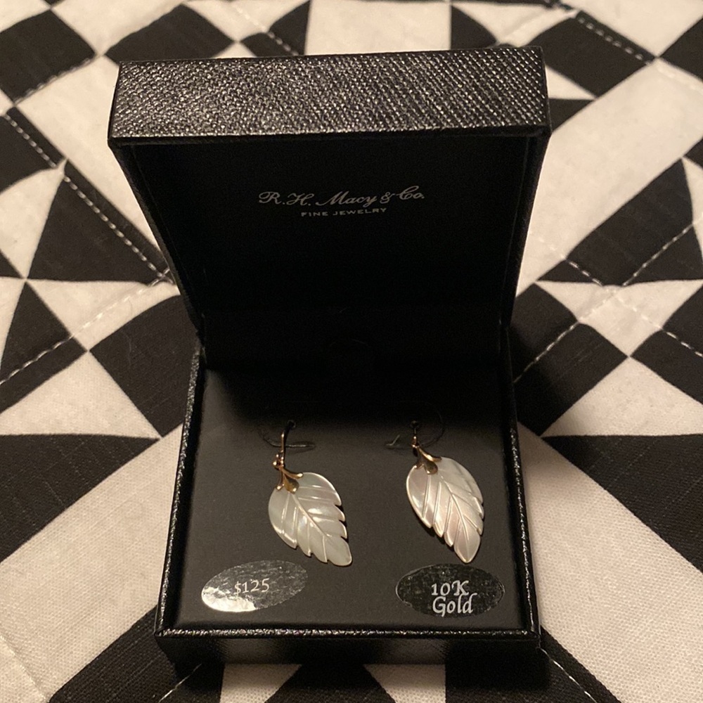 Pearlescent leaf earrings - Picture 2 of 3
